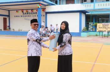 Sinar Mentari Di Ruang Kelas : Bu Evi Terdisiplin & Bu Leni Terbaik