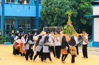 Luar Biasa!. Bu Juli dan Bu Nazira Sulap Siswa Jadi Bintang Panggung